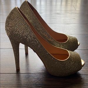 Badgley Mischka Humbie Women’s Gold Glitter Pump